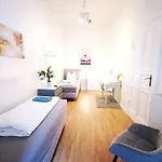 Conrad-b 01 By Rockchair L Superhost Status L Super Flat, 3 Bedrooms 2 Bathrooms Welcomes You!