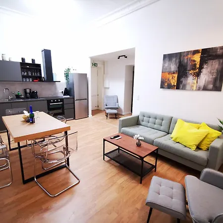 Conrad-b 01 By Rockchair L Superhost Status L Super Flat, 3 Bedrooms 2 Bathrooms Welcomes You! *