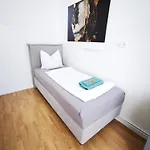 Conrad-b 01 By Rockchair L Superhost Status L Super Flat, 3 Bedrooms 2 Bathrooms Welcomes You!