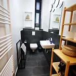 Conrad-b 01 By Rockchair L Superhost Status L Super Flat, 3 Bedrooms 2 Bathrooms Welcomes You! *