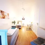 Conrad-b 01 By Rockchair L Superhost Status L Super Flat, 3 Bedrooms 2 Bathrooms Welcomes You!