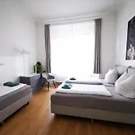 Conrad-b 01 By Rockchair L Superhost Status L Super Flat, 3 Bedrooms 2 Bathrooms Welcomes You!