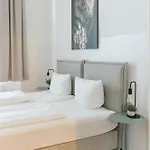 Conrad-b 01 By Rockchair L Superhost Status L Super Flat, 3 Bedrooms 2 Bathrooms Welcomes You! Apartment