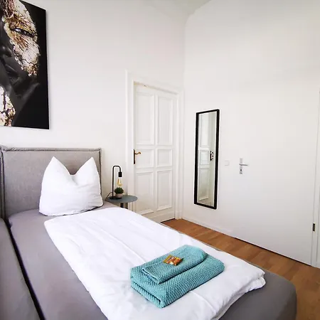 Apartman Conrad-b 01 By Rockchair L Superhost Status L Super Flat, 3 Bedrooms 2 Bathrooms Welcomes You! Berlin