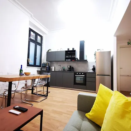 Conrad-b 01 By Rockchair L Superhost Status L Super Flat, 3 Bedrooms 2 Bathrooms Welcomes You! Berlin