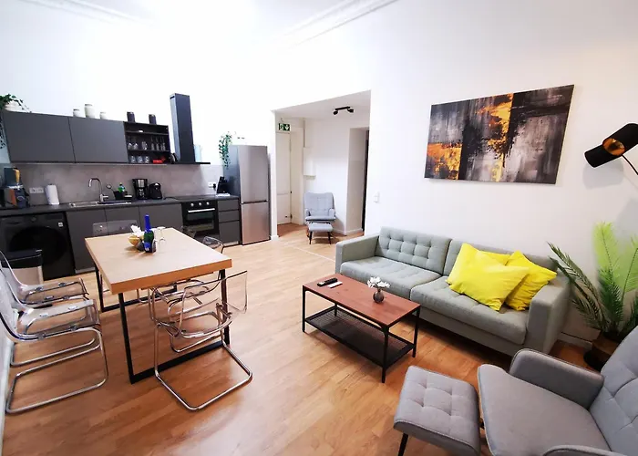 Conrad-b 01 By Rockchair L Superhost Status L Super Flat, 3 Bedrooms 2 Bathrooms Welcomes You! *