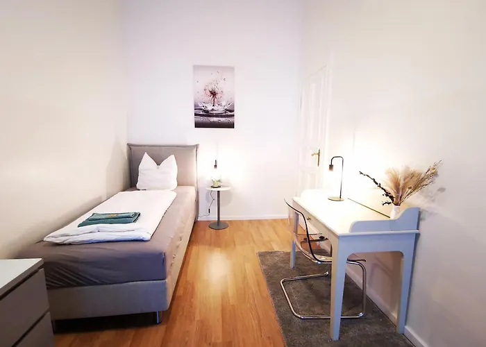 Conrad-b 01 By Rockchair L Superhost Status L Super Flat, 3 Bedrooms 2 Bathrooms Welcomes You!