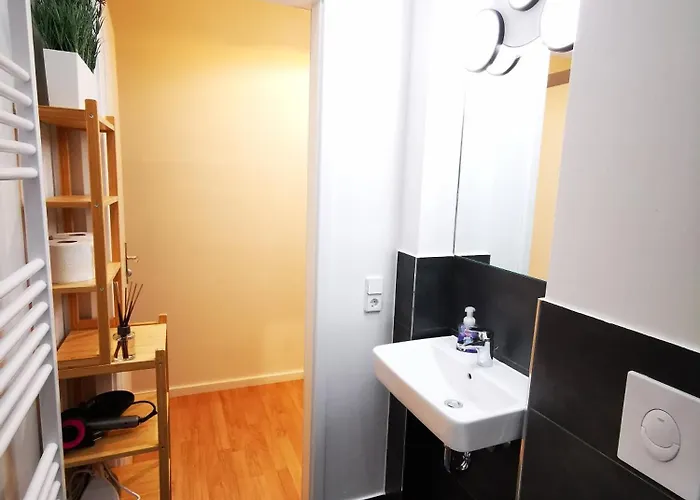 Conrad-b 01 By Rockchair L Superhost Status L Super Flat, 3 Bedrooms 2 Bathrooms Welcomes You! Apartman