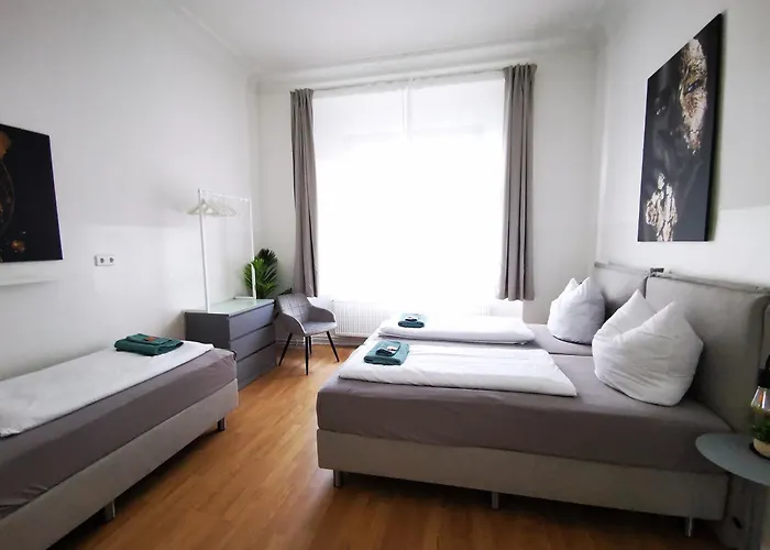 Conrad-b By Rockchair L Superhost Status L Super Flat, 3 Bedrooms 2 Bathrooms Welcomes You!