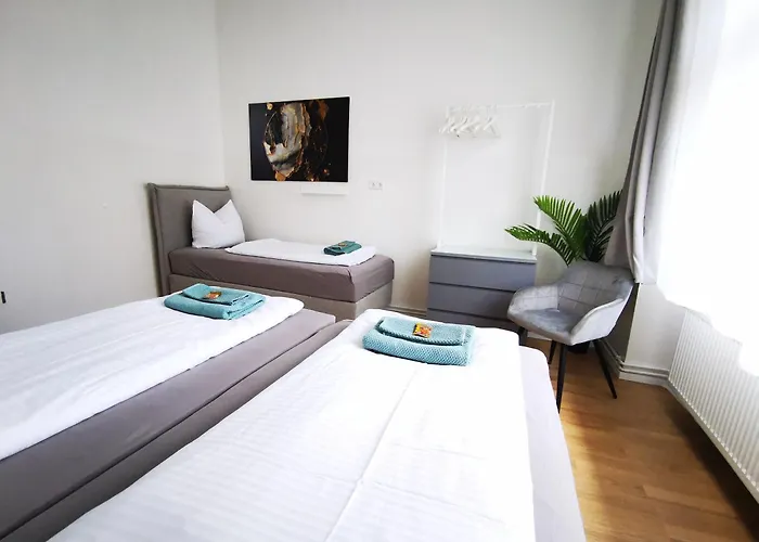 Conrad-b 01 By Rockchair L Superhost Status L Super Flat, 3 Bedrooms 2 Bathrooms Welcomes You! דירה *