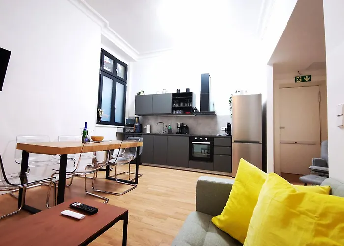 Conrad-b 01 By Rockchair L Superhost Status L Super Flat, 3 Bedrooms 2 Bathrooms Welcomes You! ברלין