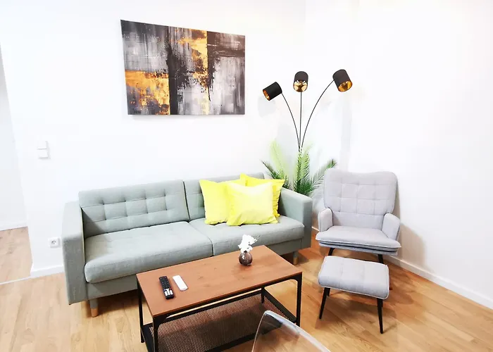 Conrad-b By Rockchair L Superhost Status L Super Flat, 3 Bedrooms 2 Bathrooms Welcomes You! * Berlín