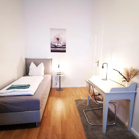 Conrad-b 01 By Rockchair L Superhost Status L Super Flat, 3 Bedrooms 2 Bathrooms Welcomes You!