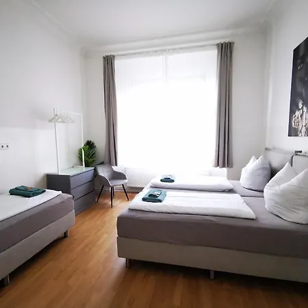 Conrad-b By Rockchair L Superhost Status L Super Flat, 3 Bedrooms 2 Bathrooms Welcomes You!