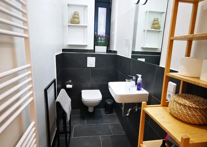 Conrad-b 01 By Rockchair L Superhost Status L Super Flat, 3 Bedrooms 2 Bathrooms Welcomes You! *