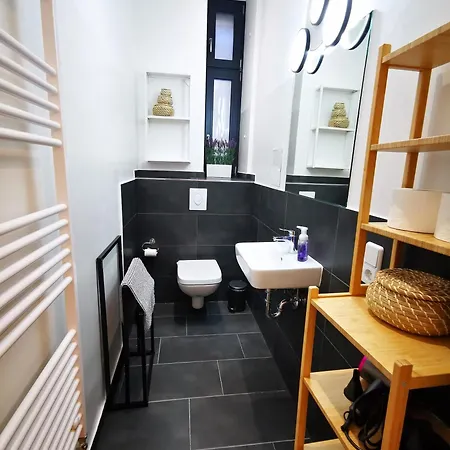 Conrad-b By Rockchair L Superhost Status L Super Flat, 3 Bedrooms 2 Bathrooms Welcomes You! *